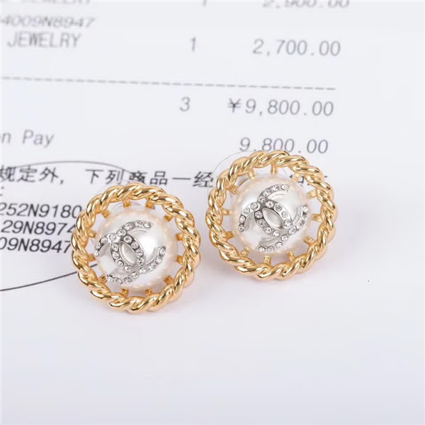 20秋季最新专柜款-Chanel麻花珍珠耳钉，非常受欢迎又百搭的一款！手工镶嵌施华洛水钻，气质优雅选它准没错