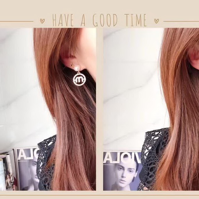 20秋季最新专柜款-缪缪Miu Miu2020新款珍珠MLOGO耳环，miumiu家的耳环都比较小女人哦，而且也很气质