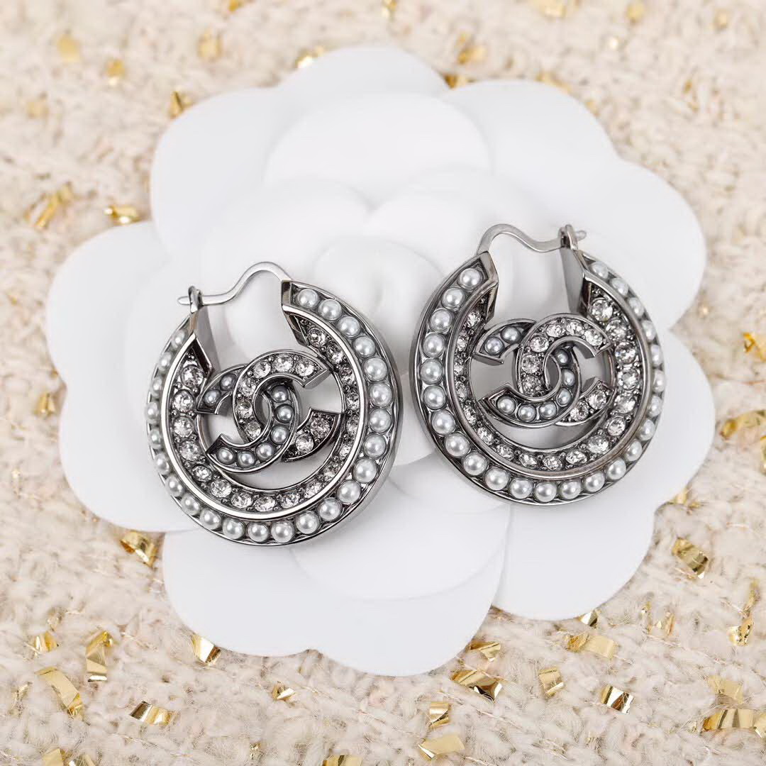 20秋季最新专柜款-Chanel圆形珍珠耳环，细节满满的一款，以及背面五金的细腻，完美