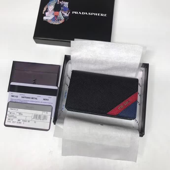 【原版皮】普拉达/Prada 男士卡包，选用十字纹牛皮裁制而成，版型立挺，精湛走线均匀整齐，油边顺滑，做工精致如图可见，款号：2MC122