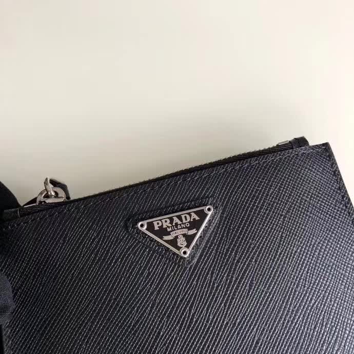 【原版皮】普拉达/Prada 钥匙包，车钥匙包，选用十字纹小牛皮裁制而成，男女通用款，最主要是可以挂在背包上，时尚前卫，款号：1TT080