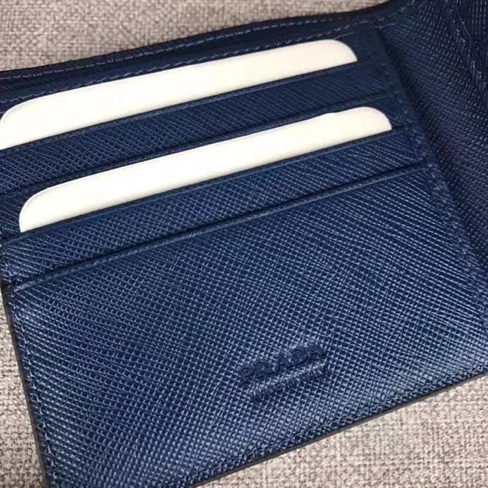 【原版皮】普拉达/Prada 短款钱夹，选用十字纹小牛皮裁制而成，边角点缀三角散字唛标识，精湛走线均匀整齐，做工精湛，款号：2M0513