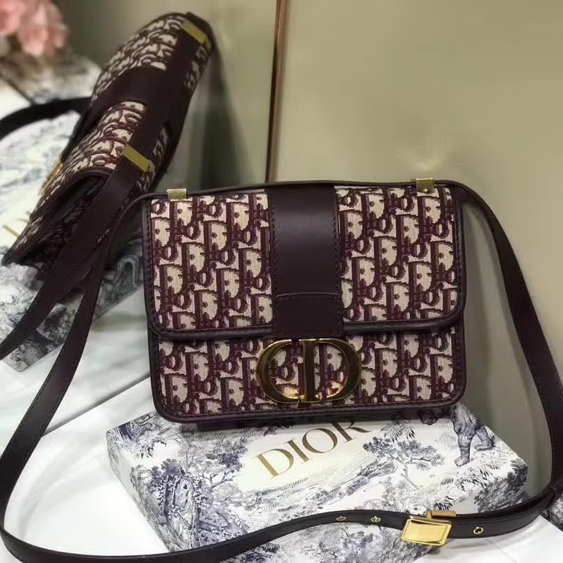 【原版皮】迪奥/Dior 30 MONTAIGNE手袋，选用Oblique提花帆布搭配同色系牛皮皮革裁制而成，饰以标志性“CD”字母锁扣，背面点缀30 Montaigne立体压印装饰，款号：M9203