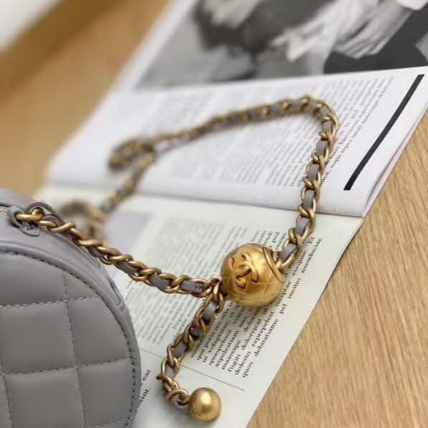 【原版皮】香奈儿/Chanel 金球系列小圆饼包，采用小羊皮精心裁制而成，柔软细腻搭配这季最火爆的链条，神奇的小金球能控制肩带长短，平时出门带的口红车钥匙纸巾都能放，款号：AS0366