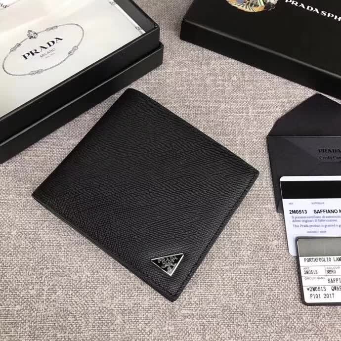 【原版皮】普拉达/Prada 短款钱夹，选用十字纹小牛皮裁制而成，边角点缀三角唛，经典之作，简单时尚，款号：2M0513