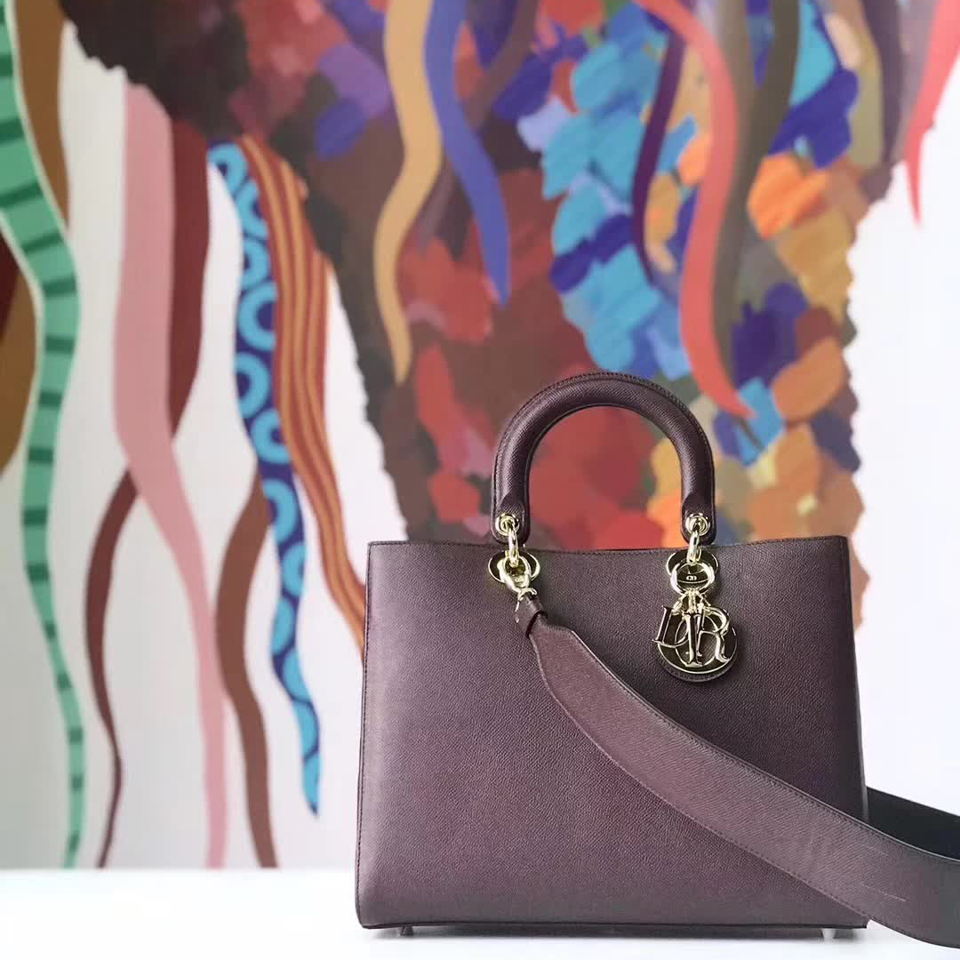 【原版皮】迪奥/Dior 手提包，选用手掌纹小牛皮裁制而成，缀以品牌标识吊坠，搭配宽肩带更有特色，简约时尚