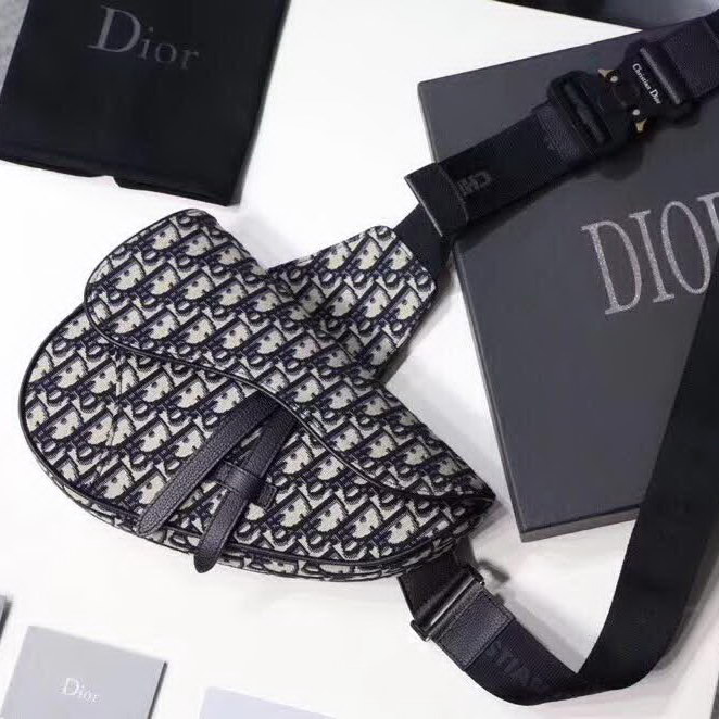【原版皮】迪奥/Dior 马鞍包，选用Oblique提花帆布搭配同色系牛皮皮革裁制而成，饰有Christian Dior带扣细节，彰显出自由与独特个性，看起来帅气又低调