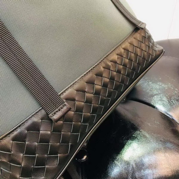 【原版皮】宝缇嘉/BV 男士双肩背包，采用高光胎牛皮搭配防水牛津布，贴袋上编饰标志性的编织图案，设计旨在成就每日佩戴的必备单品，造型质地轻盈，空间充裕，款号：80187308