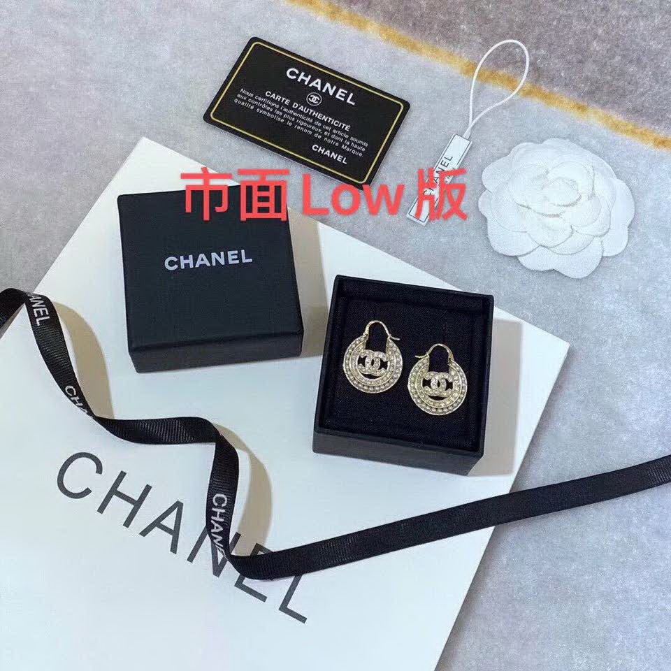 20秋季最新专柜款-Chanel圆形珍珠耳环，细节满满的一款，以及背面五金的细腻，完美一对耳环用了64颗施华洛世奇珍珠，50粒施华洛世奇钻