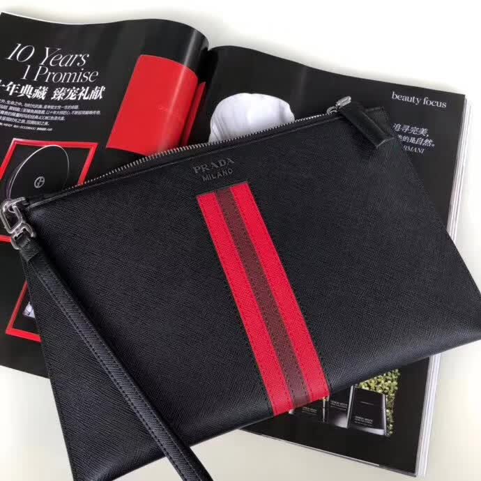 【原版皮】普拉达/Prada 男士手包，选用十字纹小牛皮镶嵌彩带皮革裁制而成，经典之作，简单时尚，款号：2NG005