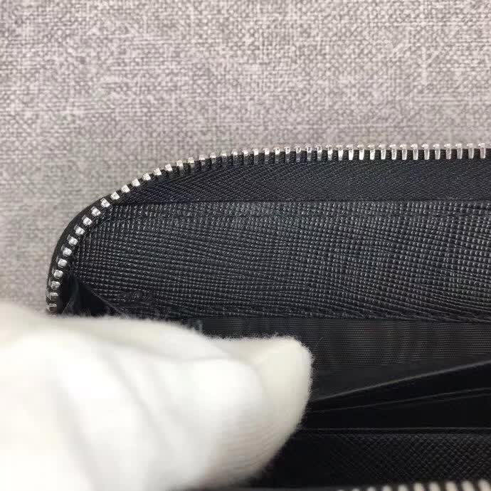 【原版皮】普拉达/Prada 拉链钱夹，选用十字纹小牛皮裁制而成，绗缝特别的皮革徽标设计凸显个性，时尚炫酷，就是要你好看，款号：2ML317