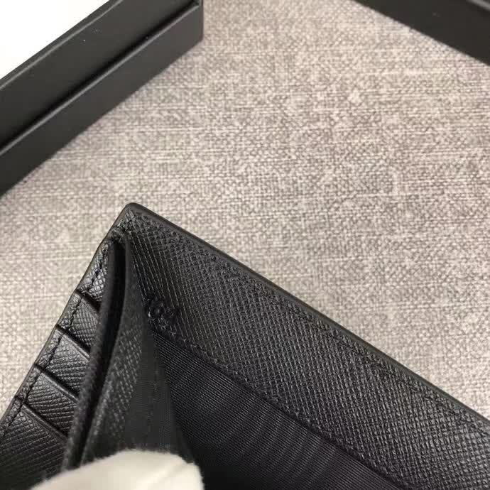 【原版皮】普拉达/Prada 短款钱夹，选用十字纹小牛皮裁制而成，边角点缀三角唛，经典之作，简单时尚，款号：2M0513