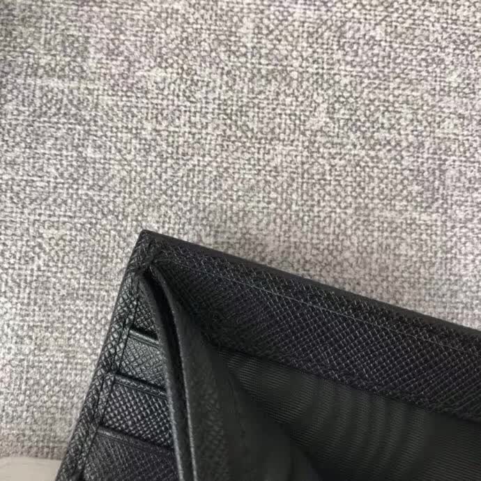 【原版皮】普拉达/Prada 短款钱夹，选用十字纹小牛皮裁制而成，边角点缀小公仔标识，经典之作，简单时尚，款号：2M0513