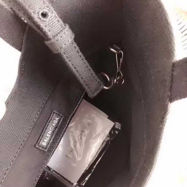 【原版皮】巴黎世家/Balenciaga, 帆布水桶手提包，黑白设计正面大小logo相衬，经典设计简约不轻易过时，帆布包轻盈易携带，容量却很赞，手提斜挎都是棒棒的