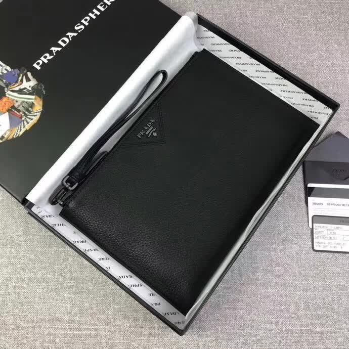 【原版皮】普拉达/Prada 男士手包，选用十字纹小牛皮裁制而成，正面点缀品牌三角散字徽标，款号：2NG05V