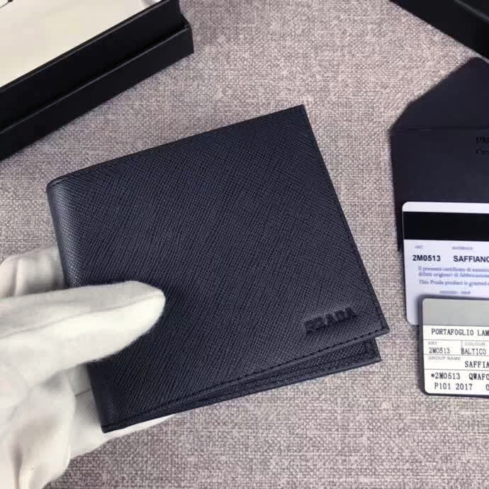 【原版皮】普拉达/Prada 短款钱夹，选用十字纹小牛皮裁制而成，边角热压印字母标识，精湛走线均匀整齐，做工精湛，款号：2M0513