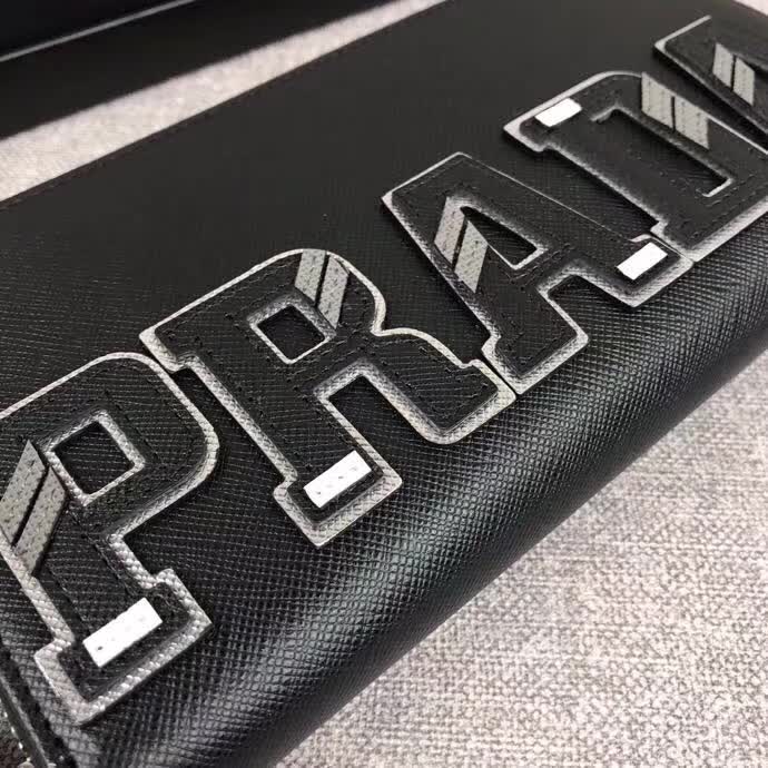 【原版皮】普拉达/Prada 拉链钱夹，选用十字纹小牛皮裁制而成，绗缝特别的皮革徽标设计凸显个性，时尚炫酷，就是要你好看，款号：2ML317