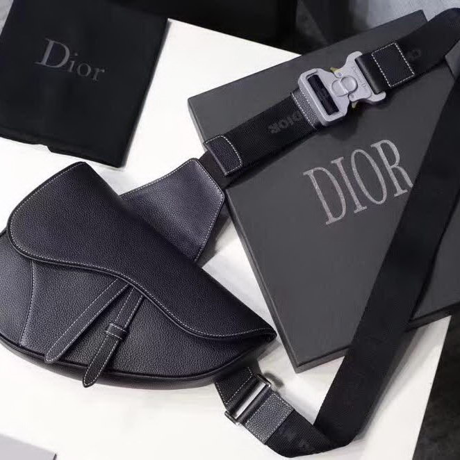 【原版皮】迪奥/Dior 马鞍包，选用颗粒纹小牛皮裁制而成，饰有Christian Dior带扣细节，彰显出自由与独特个性，看起来帅气又低调