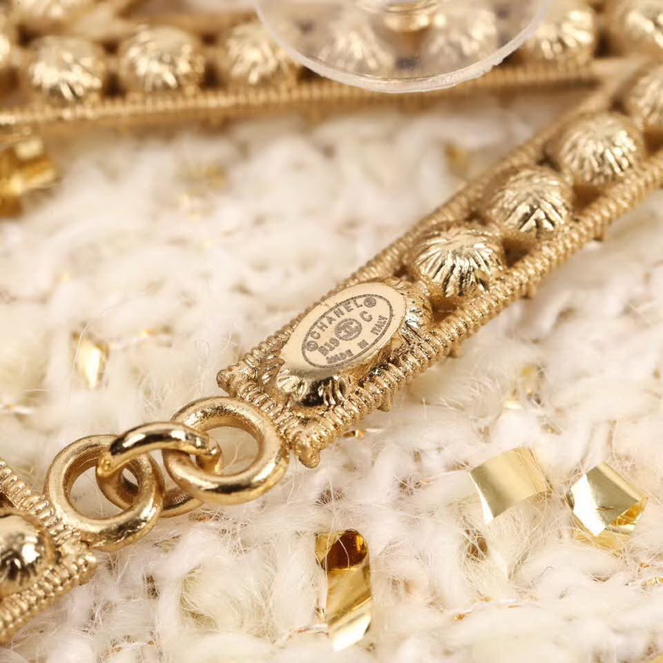 20秋季最新专柜款-Chanel热度不减的满钻字母耳环！上耳实在是太太太好看了，整个秀场属它最最最吸精了，实物到手你们感受一下施华洛Bling Bling的完美程度