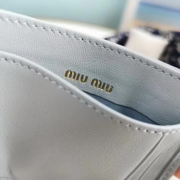 【原版皮】缪缪/Miu Miu 卡夹，采用小羊皮材质精心裁制而成，Matelasse花纹图案，内里标识烫字，Moire和皮革衬里，款号：5MC076