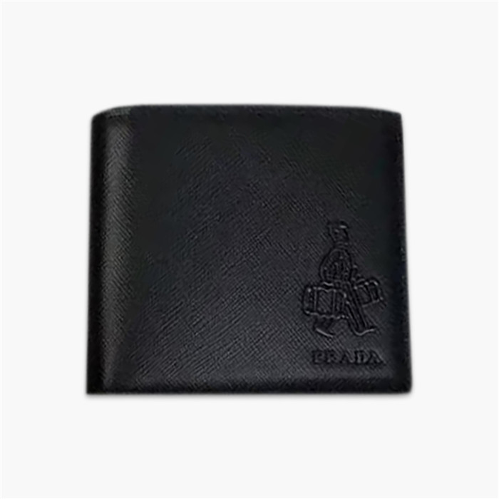 【原版皮】普拉达/Prada 短款钱夹，选用十字纹小牛皮裁制而成，饰以同色系小公仔，经典之作，简单时尚，款号：2M0513