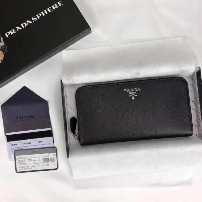 【原版皮】普拉达/Prada 拉链钱夹，选用十字纹小牛皮裁制而成，正面点缀银色散字徽标，尽显高档时尚，低调而又奢华，款号：1ML506