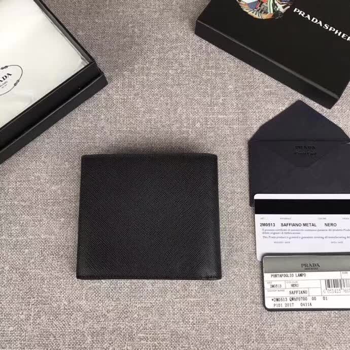 【原版皮】普拉达/Prada 短款钱夹，选用十字纹小牛皮裁制而成，边角点缀三角散字唛标识，精湛走线均匀整齐，做工精湛，款号：2M0513