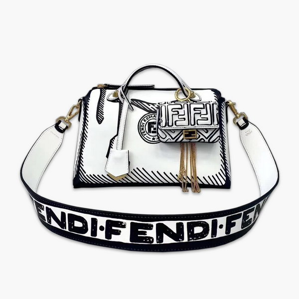 【原版皮】芬迪/Fendi 加州天空系列手提波士顿包，以撞色黑色图形轮廓，营造二维效果，白色皮革进口原料制作，单拉链轻松开，内部宽敞，配有提手和可调节肩带，斜挎手提皆，挂饰，字母肩带需另行购买，款号： 2580