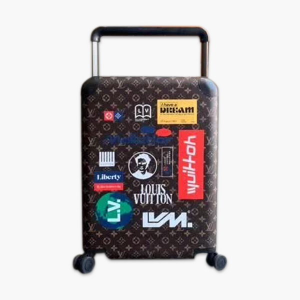 路易威登/LV Horizon 50拉杆箱，以个性创意革传奇经典，为标志性Monogram帆布点缀旅行贴饰，皮革边角保护和超大外置拉杆丰富智慧细节，打造优雅且实用的旅行伴侣