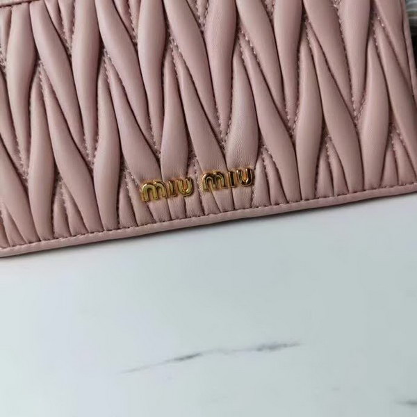 【原版皮】缪缪/Miu Miu 拉链钱夹，采用小羊皮材质精心裁制而成，Matelasse花纹图案，内里标识烫字，款号：5MB006