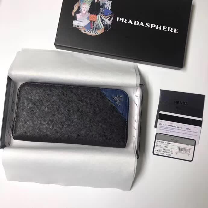 【原版皮】普拉达/Prada 拉链钱夹，选用十字纹小牛皮裁制而成，边角点缀三角散字徽标，经典之作，简单时尚，款号：2ML317