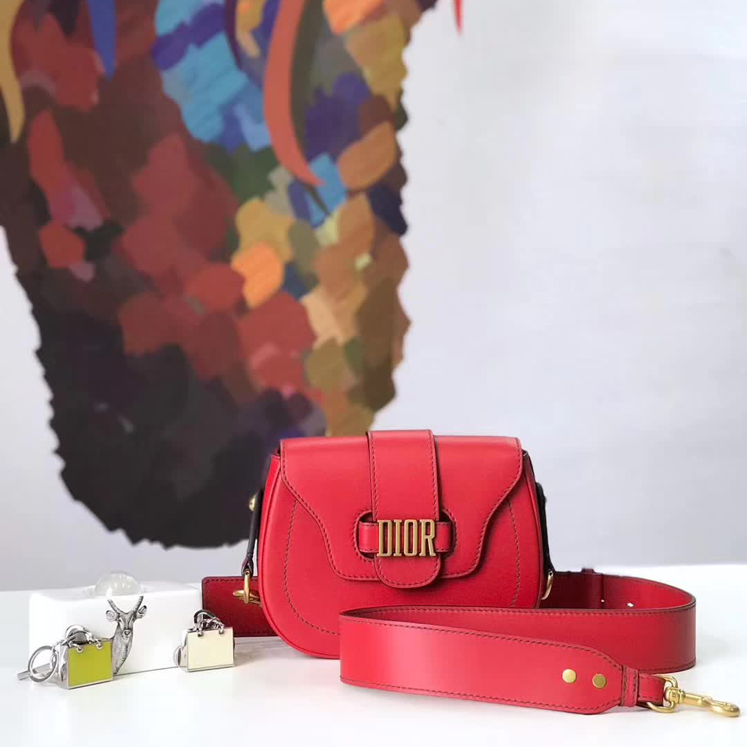 【原版皮】迪奥/Dior 肩背包，选用小牛皮裁制而成，饰以品牌标识字母锁扣，设计得比其它包更有特色一点，真的特别好看，款号：M6501