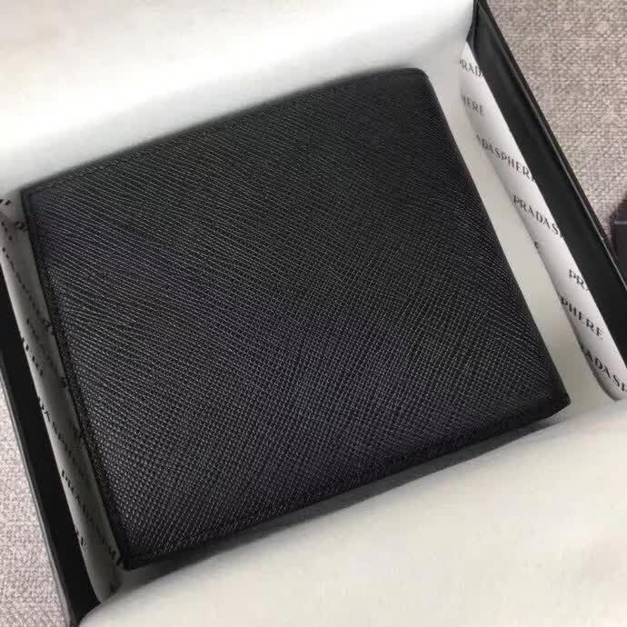 【原版皮】普拉达/Prada 短款钱夹，选用十字纹小牛皮裁制而成，边角点缀字母徽标，经典之作，简单时尚，款号：2M0738