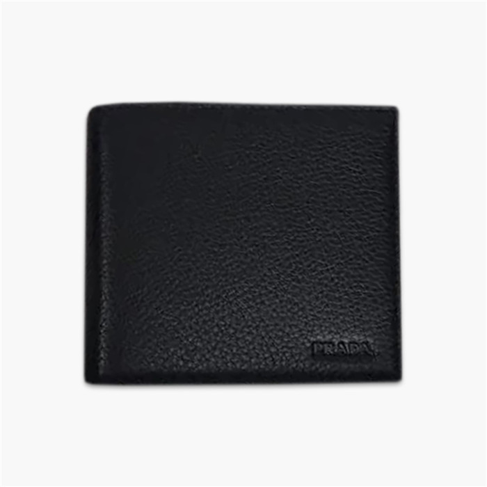 【原版皮】普拉达/Prada 短款钱夹，选用摔纹小牛皮裁制而成，边角热压印字母标识，经典之作，简单时尚，款号：2M0513