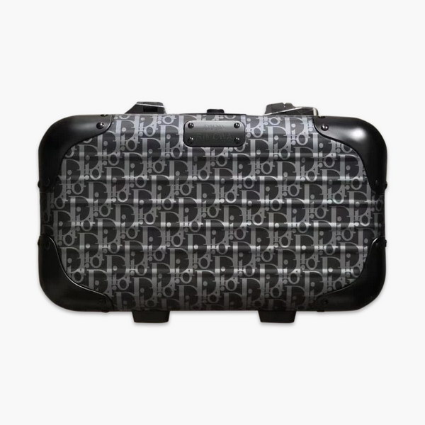 迪奥Dior X 日默瓦/RiMoWa 独家定制款化妆箱，汇集艺术,时尚与设计，领先时装周发售，体现精湛的手工匠艺和专业技术