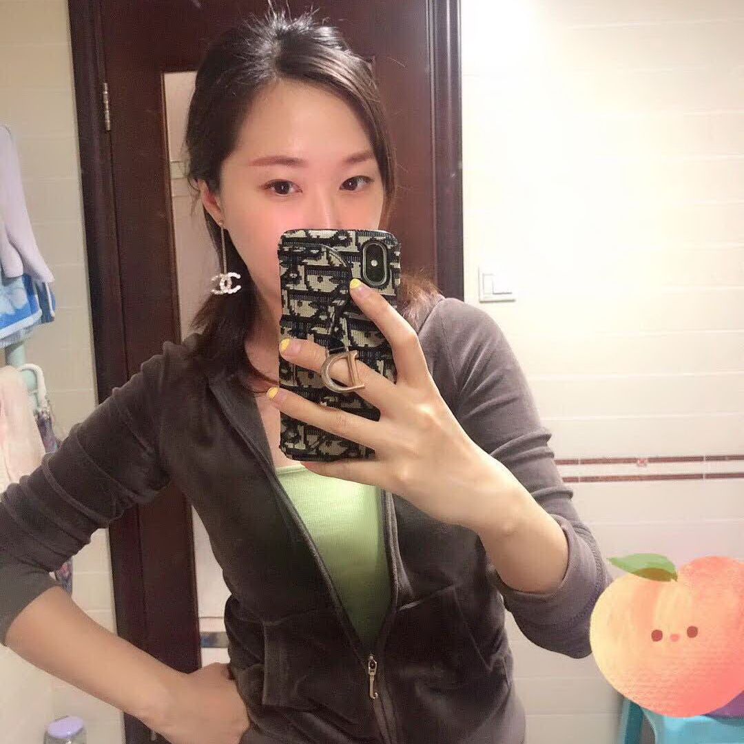 20秋季最新专柜款-Chanel经典款珍珠耳钉，细节满满的一款，以及背面五金的细腻，完美