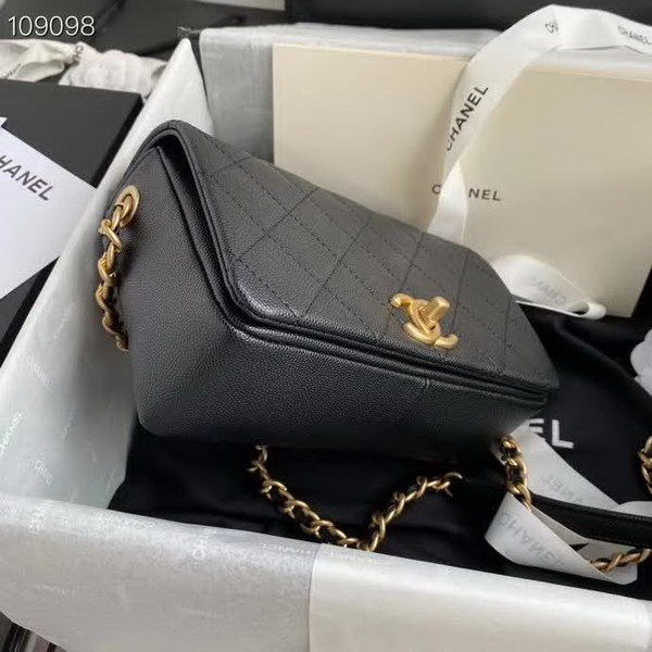 【原版皮】香奈儿/Chanel 新款口盖包，选用牛皮颗粒经过特殊工艺抛光，皮面略微亮闪闪，增加了耐磨度同时又超质感，经典的菱格纹设计，双C纽扣设计，19的皮穿金属粗链条，款号：AS1895