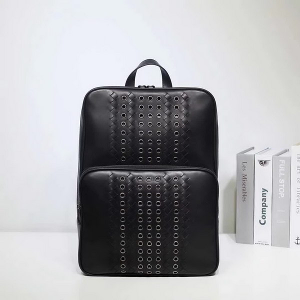 【原版皮】宝缇嘉/BV 男士双肩包，融合VN Eyelets工艺新颖呈现，光滑打蜡小牛皮基底上，大号金属孔眼条纹和intrecciato编织图案交织呈现，相映成趣，款号：80186608A