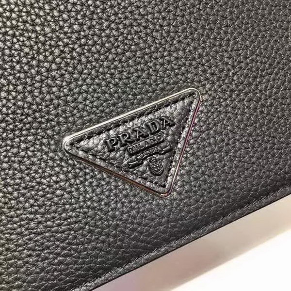 【原版皮】普拉达/Prada 男士斜跨包，采用进口小牛皮材质，外部三角形徽标，简约又大气，男士们的最爱，款号：2VD012