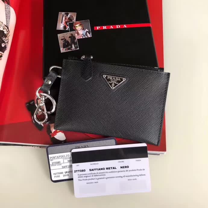 【原版皮】普拉达/Prada 钥匙包，车钥匙包，选用十字纹小牛皮裁制而成，男女通用款，最主要是可以挂在背包上，时尚前卫，款号：1TT080