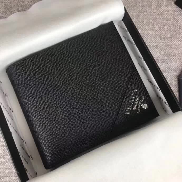 【原版皮】普拉达/Prada 短款钱夹，选用十字纹小牛皮裁制而成，边角点缀散字唛徽标，经典之作，简单时尚，款号：2M0738