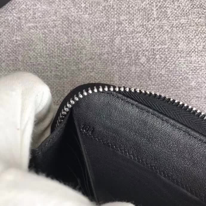 【原版皮】普拉达/Prada 拉链钱夹，选用纳帕牛皮裁制而成，点缀散字唛徽标，精湛走线均匀整齐，款号：1ML506