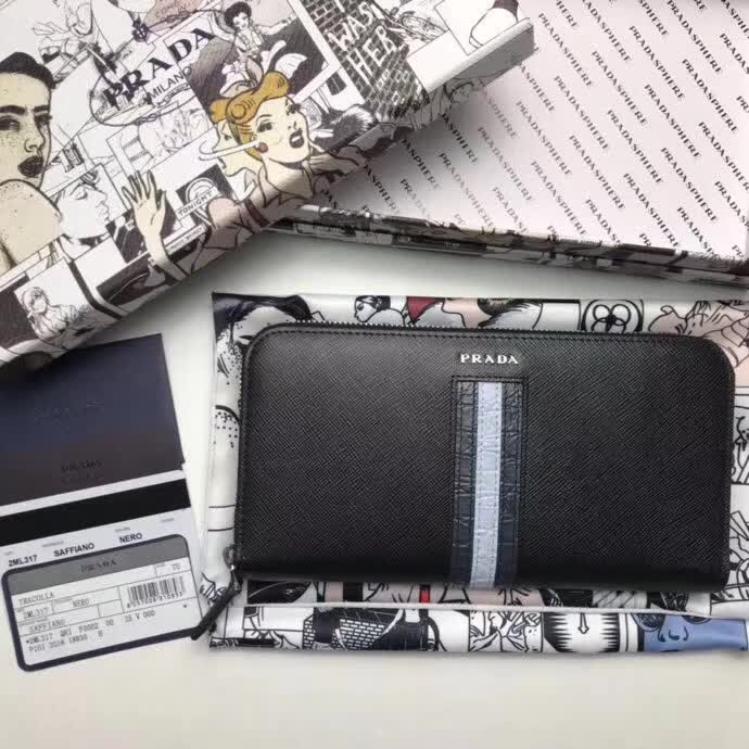 【原版皮】普拉达/Prada 拉链钱夹，选用十字纹小牛皮镶嵌彩带鳄鱼纹裁制而成，经典之作，简单时尚，款号：2ML317